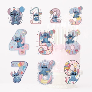 K&ouml;nnte beinhalten: Neun bunte Geburtstagstorten-Topper mit einer blauen Comicfigur mit Partyhut und Ballons. Jeder Topper ist eine andere Zahl von 1 bis 9.