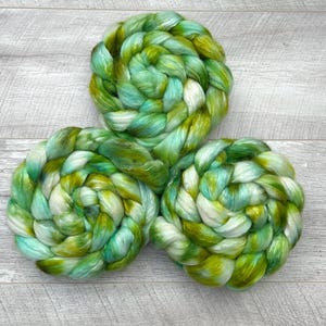 100g Cormo silk sparkle hand dyed fibre roving combed tops. UK