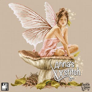 Könnte beinhalten: Kreuzstichmuster mit einer Fee mit zarten rosa Flügeln und einem passenden Kleid, die auf einem Pilz sitzt. Das Design enthält den Text "Anna's Xstitch" und "Jackie Beau". Die Fee ist von Blättern umgeben.