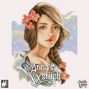 Puede incluir: Patrón de punto de cruz con una mujer de cabello largo y castaño, vestida con un vestido blanco con una mariposa azul. Lleva flores rosas en el pelo y una expresión suave y soñadora. El fondo es azul claro con estrellas blancas. El texto "Anna's Xstitch" está en la esquina inferior derecha.