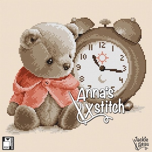 Puede incluir: Un oso de peluche marrón con una chaqueta rosa se sienta junto a un reloj despertador vintage con números romanos. La esfera del reloj tiene un diseño de sol y luna. El texto "Anna's Xstitch" está debajo del reloj.