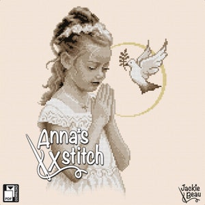 Op de afbeelding: Een kruissteekpatroon met een jong meisje in een witte jurk die met gevouwen handen bidt. Een witte duif met een olijftak vliegt boven haar in een gouden halo. Het patroon is getiteld "Anna's X Stitch".