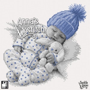 Könnte beinhalten: Ein Kreuzstichmuster mit einem schlafenden Baby in einem blau-weiß gepunkteten Strampler, das eine blaue Strickmütze mit Bommel trägt und einen weißen Teddybär hält. Das Muster trägt den Titel "Anna's Xstitch" und stammt von Jackie Beau.