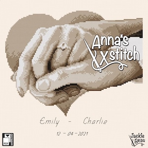 Könnte beinhalten: Ein Kreuzstichmuster von zwei Händen, die sich halten, mit einem Ring an einem Finger. Die Hände sind in Herzform, und der Text "Anna's Xstitch" befindet sich darüber. Der Text "Emily - Charlie 12-04-2021" befindet sich unter den Händen.