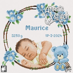 Peut inclure: Modèle de point de croix représentant un bébé garçon endormi avec un ours en peluche bleu, entouré de fleurs bleues dans une couronne brune. Le motif comprend le nom "Maurice" et la date "17-3-2024".