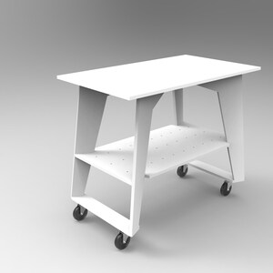 Peut inclure: Table roulante blanche avec deux étagères. La table a un plateau blanc et des pieds blancs. La table a quatre roulettes noires.
