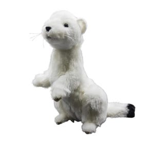 Pode incluir: Um brinquedo de pelúcia de arminho branco, em pé com as patas dianteiras levantadas. O brinquedo tem uma textura macia e fofa, olhos pretos e uma cauda com ponta preta. Um bicho de pelúcia fofo e fofinho.