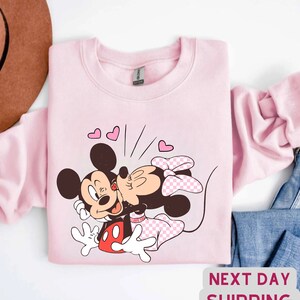 Moletom vintage Mickey e Minnie, camiseta Disney Dia dos Namorados, camiseta Disney Viagem Dia dos Namorados, camiseta Mickey Minnie Casais Dia dos Namorados