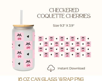 Peut inclure: Un emballage de canette en verre avec un motif à carreaux roses et noirs représentant des cerises et des cœurs. Le texte "CHECKERED COQUETTE CHERRIES" est affiché au-dessus du motif. L'emballage mesure 23,6 cm x 9,9 cm.