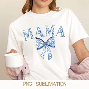 Blue Chinoiserie Mama Png, Toile De Jouy Coquette Bow Design, Regalo floreale per la festa della mamma, Download digitale, Sublimazione PNG