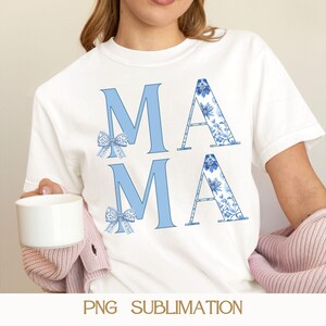 Blue Chinoiserie Mama Png, Toile De Jouy Coquette Bow Design, Presente Floral Dia das Mães, Download Digital, Preppy Sublimation PNG