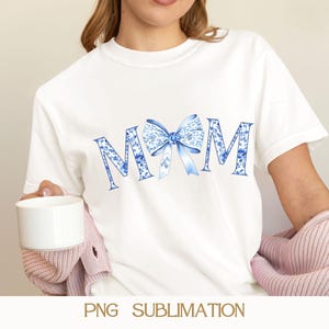Blue Chinoiserie Mama Png, Toile De Jouy Coquette Saphir Bow Design, Presente Floral Dia das Mães, Download Digital, Preppy Sublimation PNG