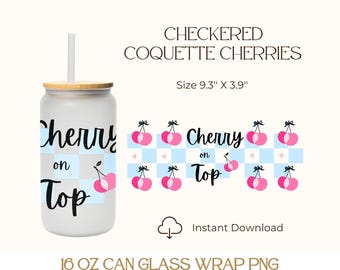 Peut inclure: Un design d'emballage en PNG pour verre de canette de 16 onces avec un motif à carreaux avec des cerises roses et le texte "Cherry on Top". Le design mesure 9,3 pouces par 3,9 pouces.
