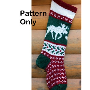Peut inclure: Patron de tricot pour une chaussette de Noël avec un motif d'élan. La chaussette est rouge, verte et blanche avec un élan blanc sur un fond vert. Le motif s'appelle "Christmas Stocking Moose" et est de Cindy Steinberg.