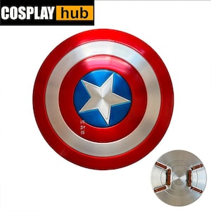 Pu&ograve; includere: Uno scudo di Captain America, uno scudo rotondo, rosso, bianco e blu con una stella argentata al centro. Lo scudo ha un anello argentato attorno alla stella e un anello argentato attorno al cerchio blu centrale. Il retro dello scudo &egrave; visibile.