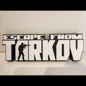 Puede incluir: Un letrero en blanco y negro que dice "ESCAPE FROM TARKOV". La palabra "ESCAPE" está encima de "TARKOV". Una silueta de una persona sosteniendo un rifle está en medio de la palabra "TARKOV".