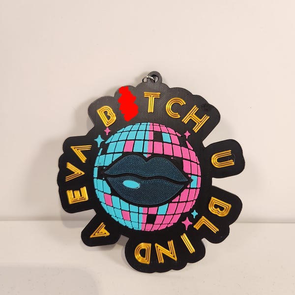 „B---- You Blind Foreva“ Prisma Anhänger – 10cm Inspiriert von der Barfight Szene