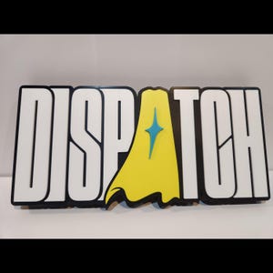 Letrero 3D para estante/pared DISPATCH – Logotipo coleccionable del título del juego de comedia de superhéroes para el lugar de trabajo