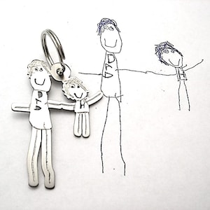 El dibujo de su hijo en un llavero para PAPÁ, un llavero sentimental duradero, un dibujo en metal, titanio, una obra de arte - Formia Design