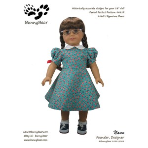 Puede incluir: Un vestido azul turquesa con cuello blanco y estampado floral rosa para una mu&ntilde;eca de 45,7 cm. El vestido es hist&oacute;ricamente preciso y forma parte de un patr&oacute;n para un vestido de firma de la d&eacute;cada de 1940.