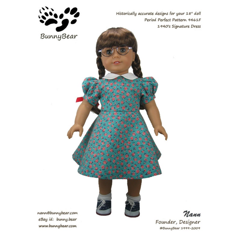 Puede incluir: Un vestido azul turquesa con cuello blanco y estampado floral rosa para una mu&ntilde;eca de 45,7 cm. El vestido es hist&oacute;ricamente preciso y forma parte de un patr&oacute;n para un vestido de firma de la d&eacute;cada de 1940.