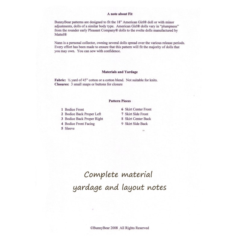 Puede incluir: Un documento en blanco y negro con el t&iacute;tulo "A note about Fit" y "Complete material yardage and layout notes". El documento proporciona instrucciones para coser un atuendo para mu&ntilde;ecas, incluida una lista de las piezas del patr&oacute;n y los materiales necesarios.