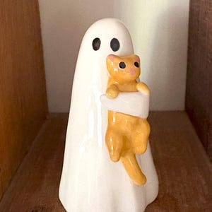 Little Ghost Holding Ginger Cat keramiek unieke sculpturen, handgemaakt en handgeschilderd