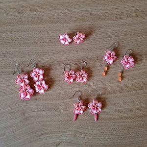 Freya Rose Boucles d'oreilles pendantes en or, nacre sculptée à la main