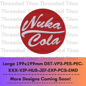 Puede incluir: Parche bordado rojo y blanco con el texto "Nuka Cola" en una fuente estilizada. El parche mide 199 mm x 199 mm y está disponible en una variedad de formatos.