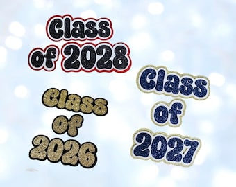 Pode incluir: Três letreiros recortados com glitter exibindo o texto Class of 2028 em preto com bordas vermelhas e brancas, Class of 2026 em dourado com bordas pretas e Class of 2027 em azul escuro com bordas brancas e douradas, todos texturizados.