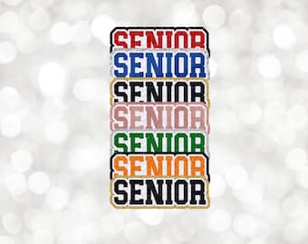 Pode incluir: Uma pilha vertical de oito emblemas termocolantes com glitter, cada um apresentando a palavra SENIOR numa fonte universitária em negrito. Os emblemas são vermelhos, azuis, pretos, ouro rosa, verdes, laranjas e pretos com bordas douradas.