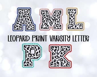 Pode incluir: Cinco letras estilo varsity dispostas em duas linhas, com estampa de leopardo em preto e branco e bordas brilhantes em azul, ouro rosa, dourado, turquesa e vermelho. O texto LEOPARD PRINT VARSITY LETTER está centralizado entre as linhas.