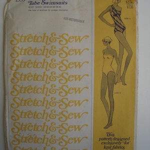K&ouml;nnte beinhalten: Ein Vintage-Schnittmuster f&uuml;r ein-schulterige und R&ouml;hren-Badeanz&uuml;ge. Das Muster ist f&uuml;r Strickstoffe konzipiert und stammt von Ann Person. Die Schnittmuster-Nummer ist 1335. Die Brustgr&ouml;&szlig;en sind 30-32-34-36-38-40.