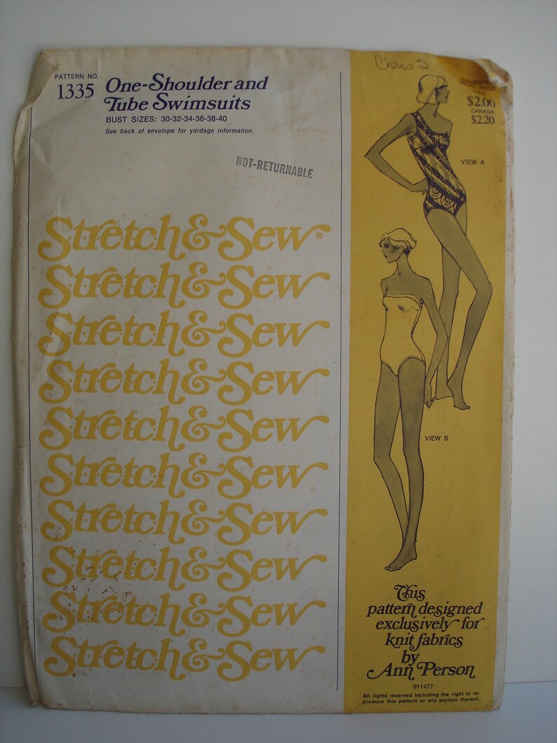 K&ouml;nnte beinhalten: Ein Vintage-Schnittmuster f&uuml;r ein-schulterige und R&ouml;hren-Badeanz&uuml;ge. Das Muster ist f&uuml;r Strickstoffe konzipiert und stammt von Ann Person. Die Schnittmuster-Nummer ist 1335. Die Brustgr&ouml;&szlig;en sind 30-32-34-36-38-40.