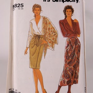 Puede incluir: Patrón de costura Simplicity #825 para una blusa y una falda de envoltura. El patrón muestra dos modelos que llevan las prendas. Una modelo lleva una blusa blanca de envoltura con una falda marrón y una bufanda estampada. La otra modelo lleva una blusa burdeos de envoltura con una falda estampada de paisley.