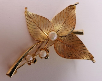 Vintage Pin Vintage Brooch Gold Tone Leaf Design With Faux Pearls Makes A Great Gift Womens Accessory Lapel Pin Scarf Pin Free Shipping