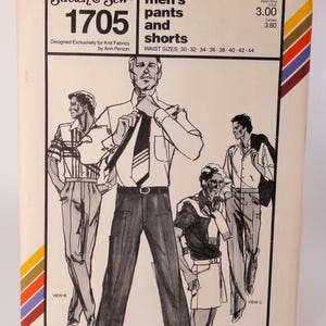 Könnte beinhalten: Ein Schnittmuster für Herrenhosen und Shorts. Die Schnittmuster-Nummer lautet 1705. Das Schnittmuster ist für Strickstoffe konzipiert und umfasst vier verschiedene Ansichten. Die Taillengrößen sind 30-32-34-36-38-40-42-44.