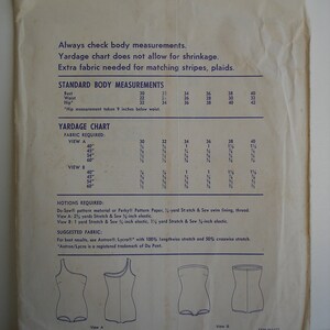 K&ouml;nnte beinhalten: Ein Schnittmuster f&uuml;r einen Badeanzug mit zwei verschiedenen Stilen. Das Schnittmuster enth&auml;lt Anweisungen f&uuml;r Stoff, Zubeh&ouml;r und Ma&szlig;e. Das Schnittmuster ist auf wei&szlig;em Papier mit blauem Text und Illustrationen gedruckt.