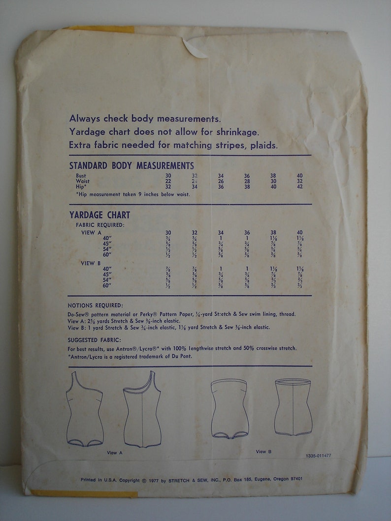 K&ouml;nnte beinhalten: Ein Schnittmuster f&uuml;r einen Badeanzug mit zwei verschiedenen Stilen. Das Schnittmuster enth&auml;lt Anweisungen f&uuml;r Stoff, Zubeh&ouml;r und Ma&szlig;e. Das Schnittmuster ist auf wei&szlig;em Papier mit blauem Text und Illustrationen gedruckt.