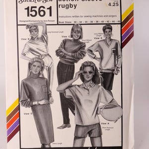 Może przedstawiać: Wzór szycia w stylu vintage z topami i sukienkami w stylu rugby, oznaczony numerem 1561. Wzór zawiera różne widoki z różnymi długościami rękawów i stylami. Rozmiary biustu od 76 do 117 cm. Okładka przedstawia ilustracje gotowych ubrań.