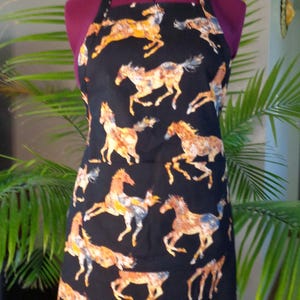 Womens Apron Full Apron With Front Pocket Adjustable Neck Strap Tie Waist Horse Print Cotton  Kitchen Accessories One Size Free Shipping