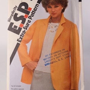 Könnte beinhalten: Ein Vintage-Umschlag für das Simplicity ESP Extra-Sure Pattern mit einer Frau in einem orangefarbenen Blazer, grauem Rock und weißem Pullover. Der Umschlag enthält Text über die Mustergröße, den Preis und die Geschäftsinformationen.