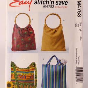 Könnte beinhalten: Ein Schnittmuster mit dem Titel "Easy stitch'n save" von McCall's. Das Muster zeigt vier Taschenentwürfe: eine rote Tasche mit Bambusgriffen, eine beige Tasche mit Bambusgriffen, eine gemusterte Umhängetasche und eine blau gestreifte Tragetasche.