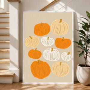 Può includere: Una stampa artistica da parete rettangolare che presenta una collezione di zucche illustrate di varie dimensioni e tonalità di arancione, crema e bianco. Le zucche sono disposte su uno sfondo beige chiaro a tinta unita, mostrando linee strutturate.