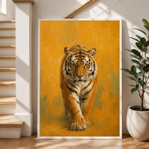 Puede incluir: Una impresión de arte mural rectangular que muestra a un tigre caminando hacia adelante sobre un fondo amarillo mostaza texturizado. El tigre tiene pelaje naranja con rayas negras, marcas blancas en la cara y ojos atentos. Marco de color blanco.