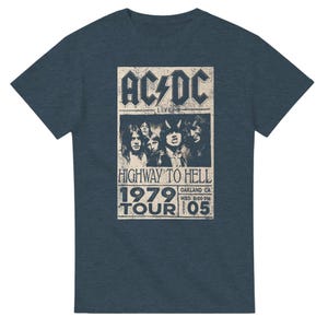 Puede incluir: Una camiseta azul con un gráfico de estilo vintage de la banda AC/DC. El gráfico incluye el nombre de la banda, las palabras "Highway to Hell", "1979 Tour", y la fecha y la ubicación de un concierto.
