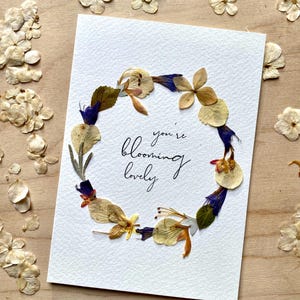 Couronne de fleurs pressées à la main, cadeau d'anniversaire original, carte de voeux de vraies fleurs, décoration botanique, carte postale bouquet fête des mères