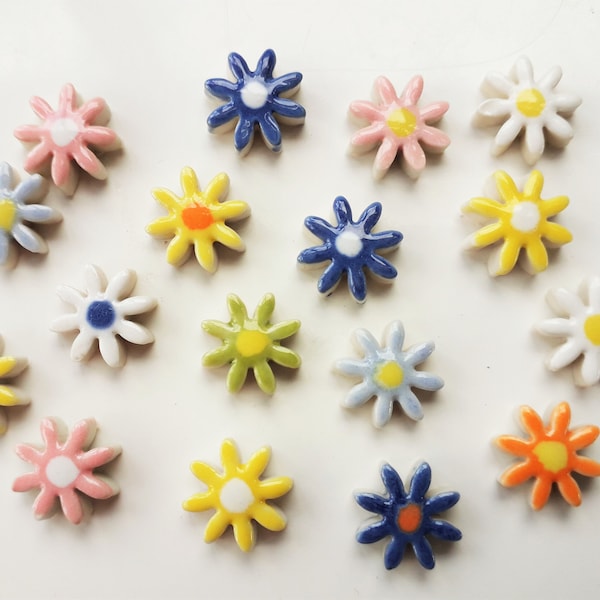 17 jolis carreaux de fleurs en céramique aux couleurs mélangées, parfaits pour la mosaïque, la fabrication de cartes ou similaire