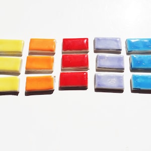 21 keramiska regnbågsfärgade rektanglar i mosaik