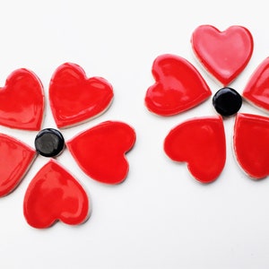 10 mosaicos de coração vermelho com 2 pontos pretos feitos à mão